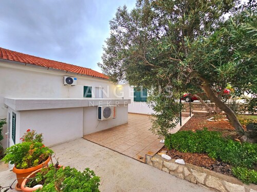 Vis, Rukavac - apartmanska kuća blizu mora