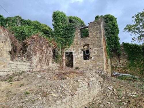 Istra, Motovun - imanje 620 m2 s objektima