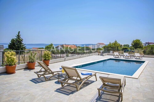 Kaštel Novi - novoizgrađena mediteranska kuća sa bazenom
