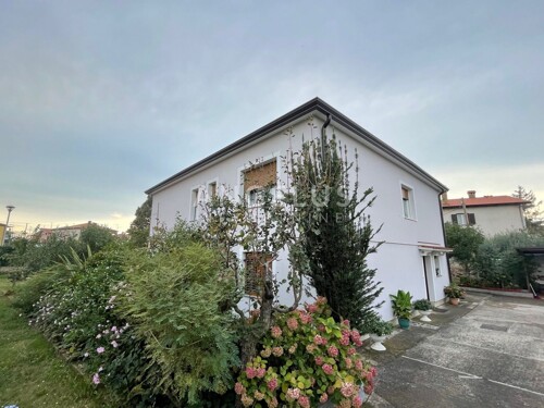 Istra, Umag - kuća s velikom okućnicom