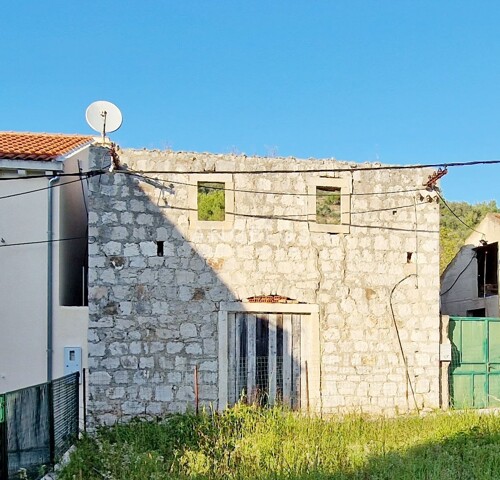 Otok Šipan, Šipanska Luka, kamena kuća za obnovu u centru mj