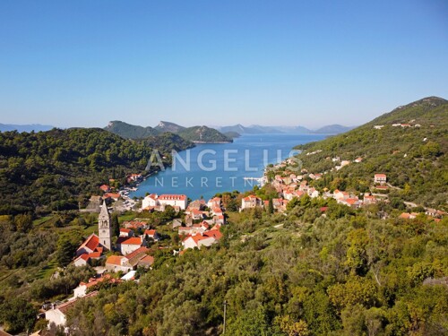 Otok Šipan, Šipanska Luka, kamena kuća za obnovu u centru mj