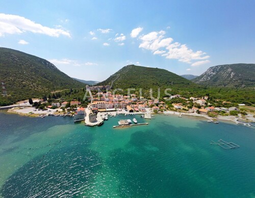 Pelješac, Mali Ston - jedinstvena kuća s mostom ispod zidina