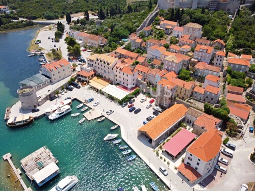 Pelješac, Mali Ston - jedinstvena kuća s mostom ispod zidina
