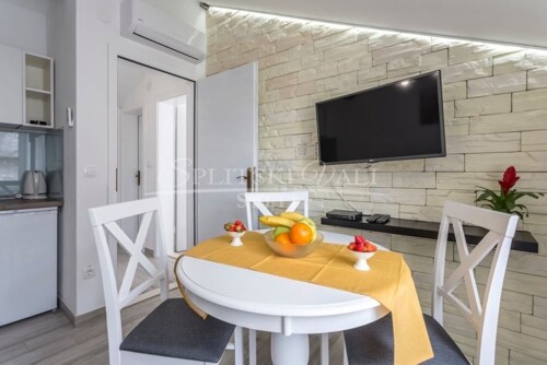 PRILIKA! PRODAJA Milna,Brač predivna kuća uz more sa 4 apartmana
