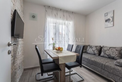 PRILIKA! PRODAJA Milna,Brač predivna kuća uz more sa 4 apartmana