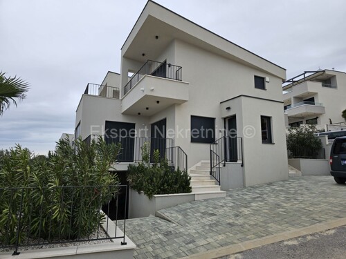 Podstrana, Mutogras, luksuzna vila 180m2 s okućnicom 350m2 i bazenom
