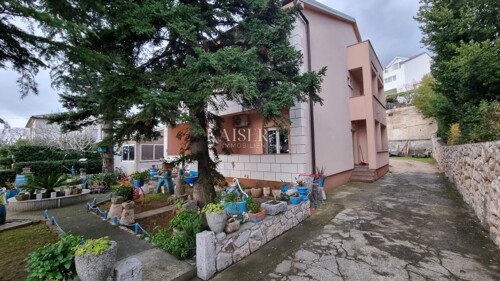 Novi Vinodolski - kuća sa 8 apartmana u blizini mora