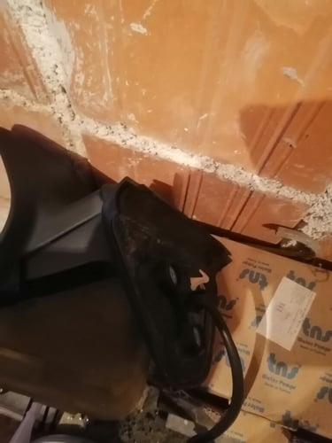 Prodajem retrovizir toyota auris crni