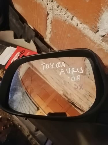 Prodajem retrovizir toyota auris crni