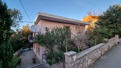 Jadranovo - kuća s okućnicom u blizini mora