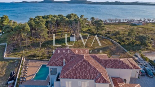 Vodice, luksuzna i jedinstvena vila s bazenom uz more na pro