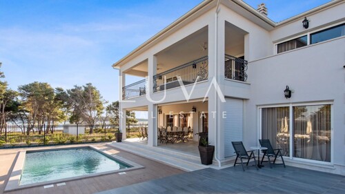 Vodice, luksuzna i jedinstvena vila s bazenom uz more na pro
