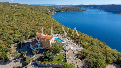 Luksuzna kuća s bazenom na osami blizu Rijeke