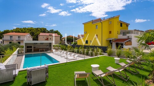 Duće, Omiš, luksuzni resort s 4 velika apartmana i bazenom u