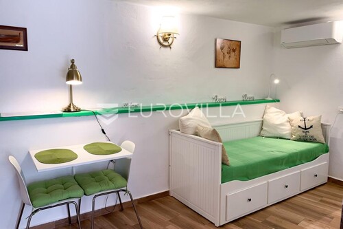 Otok Krk, Baška, predivna kuća s dva apartmana 80m od mora