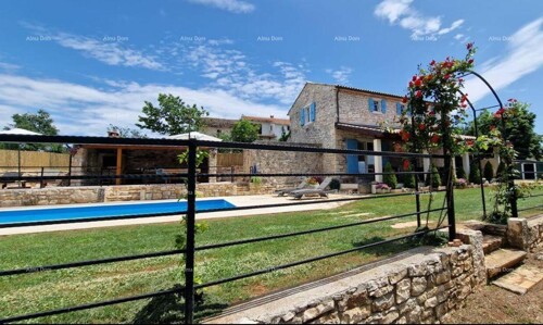 Kuća Renovirana istarska kamena kuća s bazenom