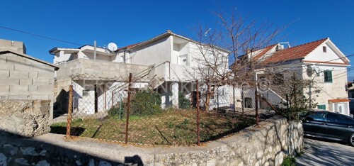 Slatine,dvojna kuća 105 m2,na dvije etaže,terasa,vrt,