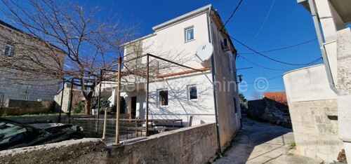 Slatine,dvojna kuća 105 m2,na dvije etaže,terasa,vrt,