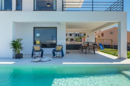 Istra, Fažana - vila s bazenom i pogledom na more, 133 m2