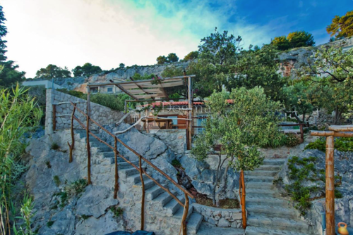 OTOK HVAR – Kuća s privatnim vezom prvi red do mora