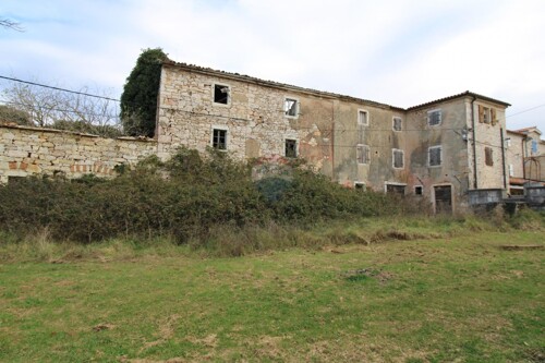 Istra, Vižinada-Kompleks starih kamenih kuća s pogledom na m
