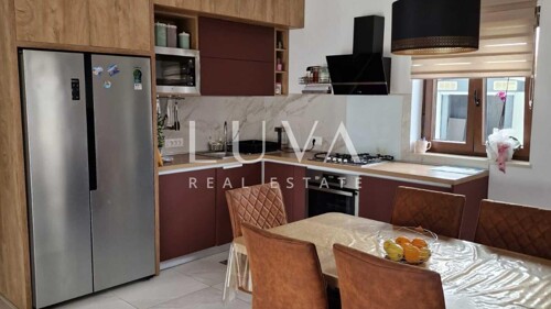 Kaštelir, moderna vila u nizu s dvorištem, 93 m2