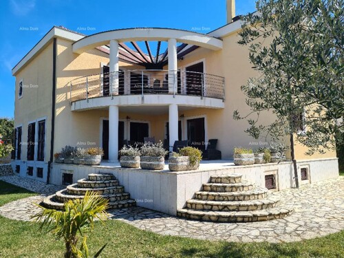 Kuća Medulin, Pošesi, samostojeća vila 50 m od plaža.