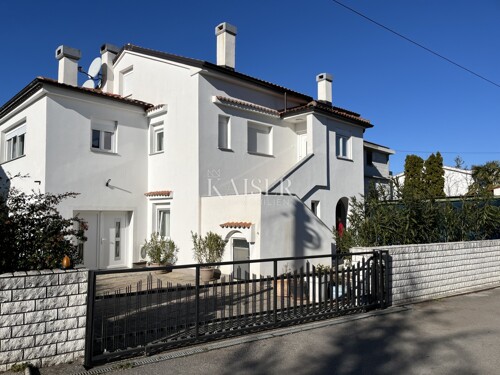 Otok Krk, Malinska - kuća 300 m2 sa pogledom na more