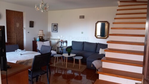 Prostrana Kuća s Dva Apartmana u Mirnom Okruženju Blizu Brto