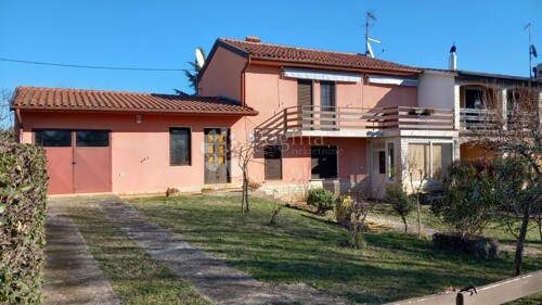 Prostrana Kuća s Dva Apartmana u Mirnom Okruženju Blizu Brto