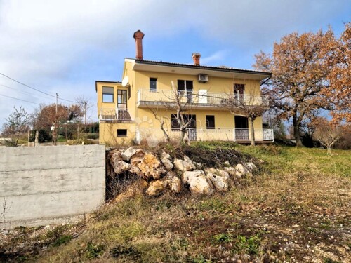 OBITELJSKA KUĆA SA 2 STANA I BAZENOM, okolica Labina