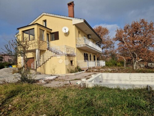 OBITELJSKA KUĆA SA 2 STANA I BAZENOM, okolica Labina