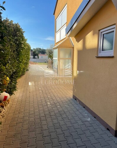 Vrsi, Prodaja troetažnog stana