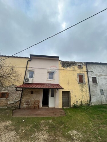 Poreč, okolica, ruševna kuća u nizu od 52 m2