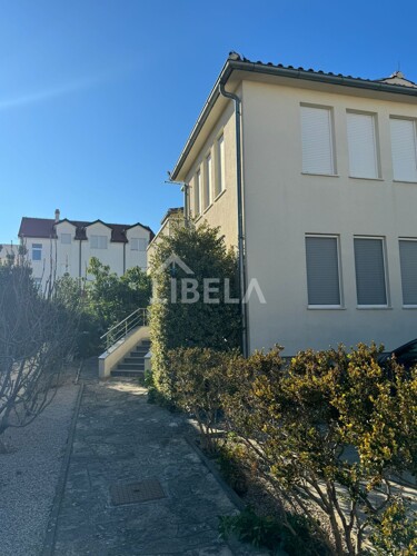 Vodice - komforna kuća s tri apartmana