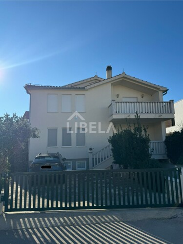 Vodice - komforna kuća s tri apartmana