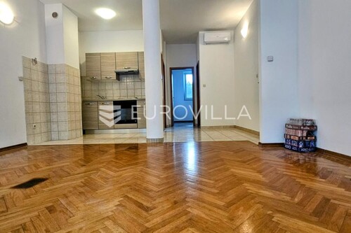 Split, Žnjan, trosoban stan 71 m2, u prizemlju, s velikom vrtnom terasom