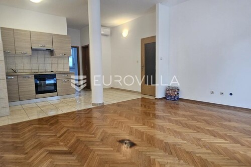 Split, Žnjan, trosoban stan 71 m2, u prizemlju, s velikom vrtnom terasom