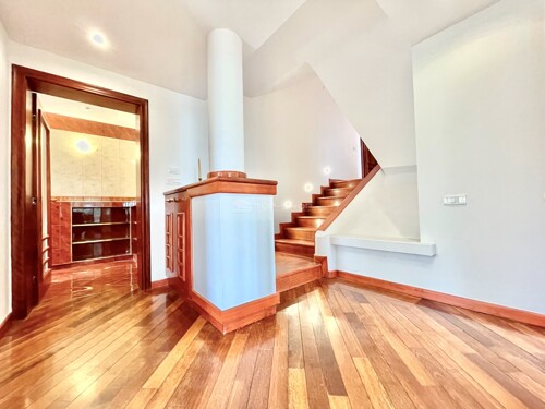 Šestinski vrh, Prekrasna obiteljska kuća s 4 parkirna mjesta,350m2