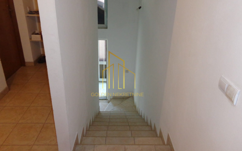 Prostran 4-soban stan 96 m2 na katu kuće + balkon + parking!