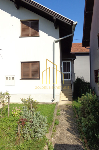 Prostran 4-soban stan 96 m2 na katu kuće + balkon + parking!