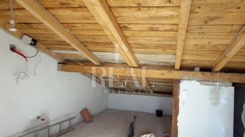 Prodaja kuće s 5 stambenih jedinica u Kostreni S+1+VP 210