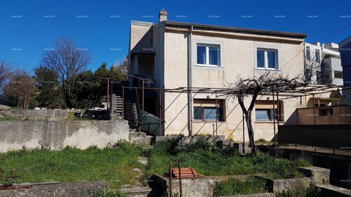 Kuća Pula! Kuća s dva stana i velikim vrtom. Blizina Mup-a.