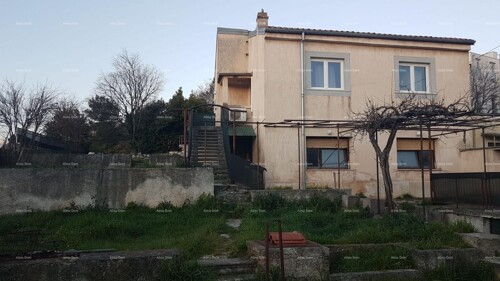 Kuća Pula! Kuća s dva stana i velikim vrtom. Blizina Mup-a.