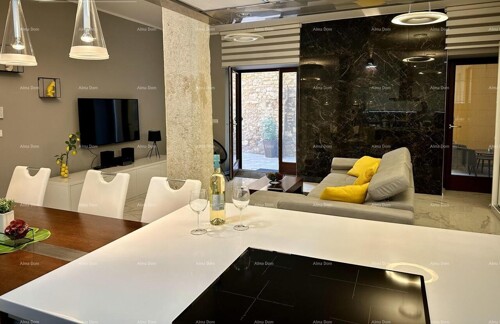 Kuća Prodaje se kuća sa 3 apartmana, Poreč