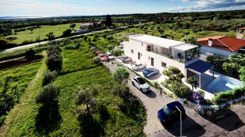 Kuća Prodajemo prekrasnu duplex kuću sa bazenom i sa pogledom na more i Bri...