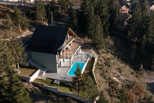 Prodaje se Luskuzna vila od 214,69 m2 + bazen i vrt - Delnice