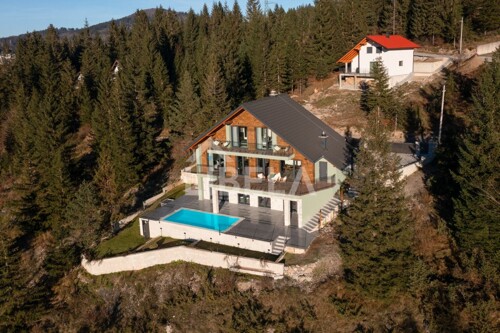 Prodaje se Luskuzna vila od 214,69 m2 + bazen i vrt - Delnice
