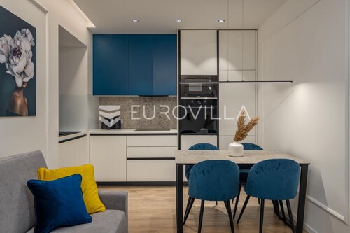 Rijeka, Centar, novouređen luksuzan stan NKP 98 m2 s tri apartmana